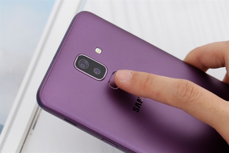 Điện thoại Samsung Galaxy J8