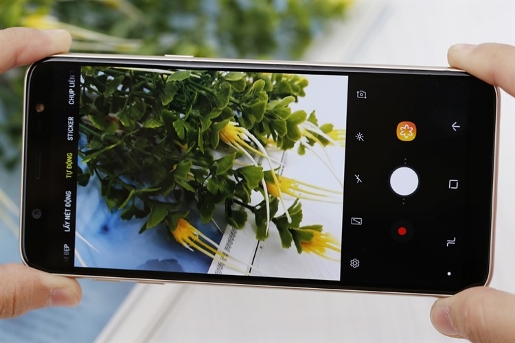 Điện thoại Samsung Galaxy J8