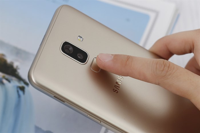 Điện thoại Samsung Galaxy J8