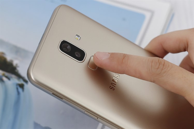 Điện thoại Samsung Galaxy J8