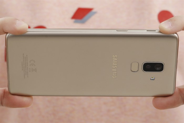 Điện thoại Samsung Galaxy J8