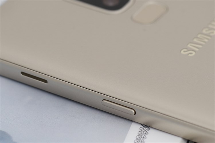 Điện thoại Samsung Galaxy J8