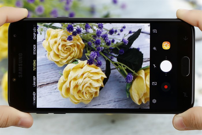 Điện thoại Samsung Galaxy J4 Màu Đen