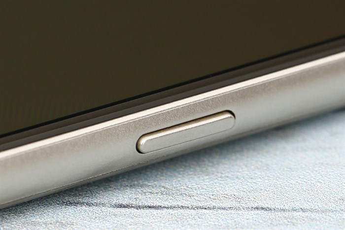 Điện thoại Samsung Galaxy J4 Màu Vàng đồng