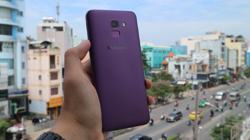 Thiết kế của điện thoại Samsung Galaxy J6