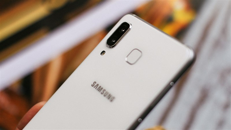 Thiết kế điện thoại Samsung Galaxy A8 Star