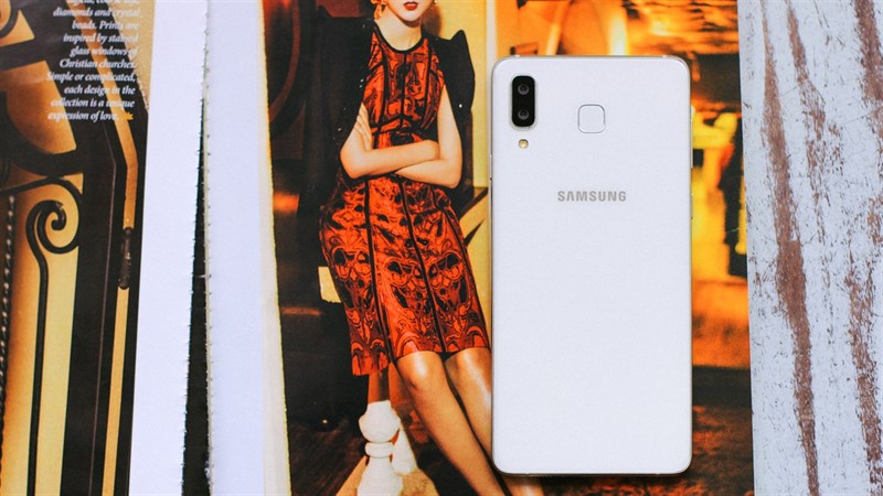 Thiết kế điện thoại Samsung Galaxy A8 Star