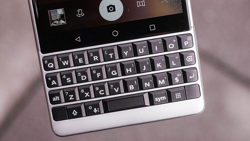 Bàn phím trên BlackBerry KEY2 cao hơn 20% giúp người dùng dễ bấm hơn so với chiếc KeyOne