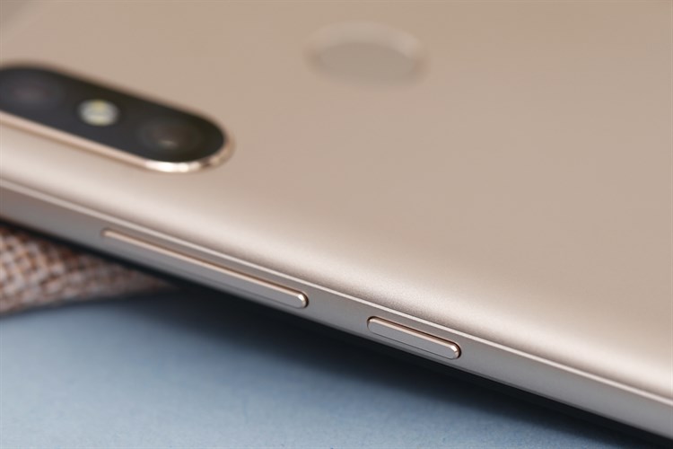 Điện thoại Xiaomi Mi A2 Lite Màu Vàng