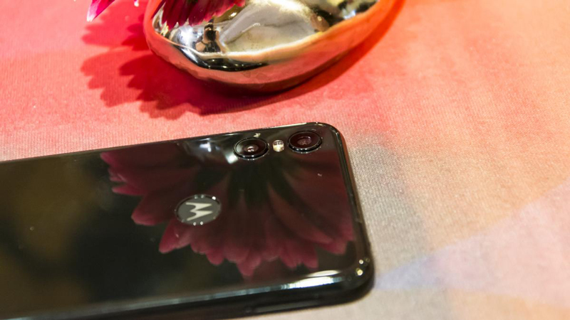 Camera kép mặt sau điện thoại Motorola One
