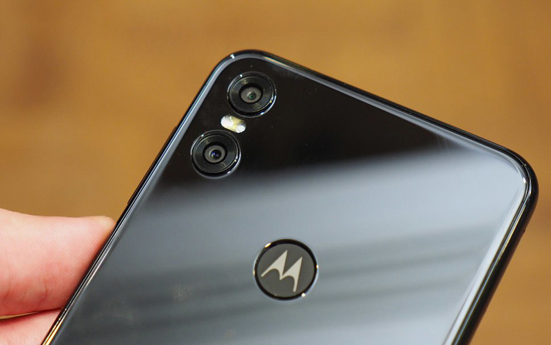 Camera kép mặt sau điện thoại Motorola One