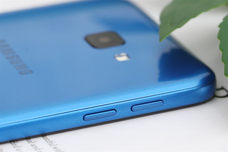 Điện thoại Samsung Galaxy J4 Core