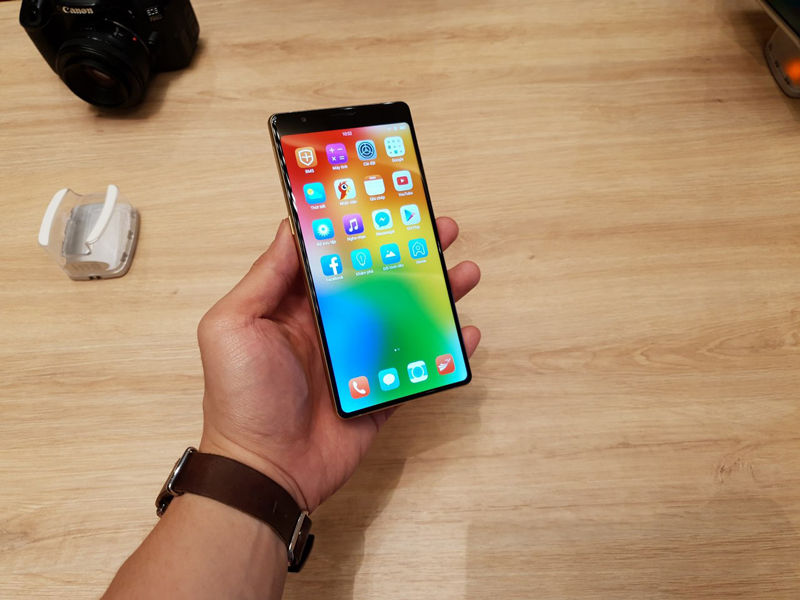 Thiết kế mặt trước của Bphone 3 Pro