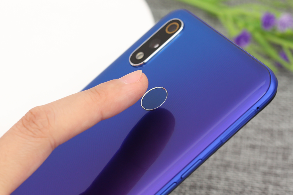 Điện thoại realme 3 Pro (4GB/64GB) Màu Xanh Dương