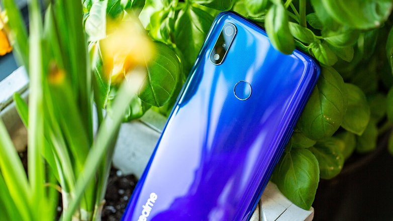 Thiết kế của điện thoại Realme 3 Pro chính hãng