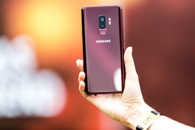 Trên tay điện thoại Galaxy S9+ Vang Đỏ