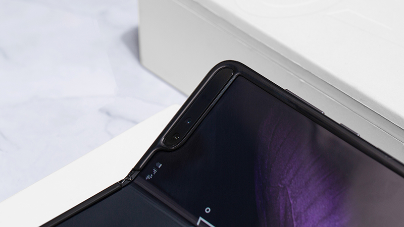 Camera trước của điện thoại Samsung Galaxy Fold chính hãng