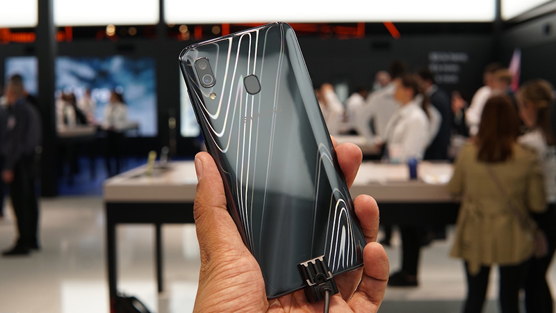 Thiết kế mặt lưng điện thoại Galaxy A30 chính hãng