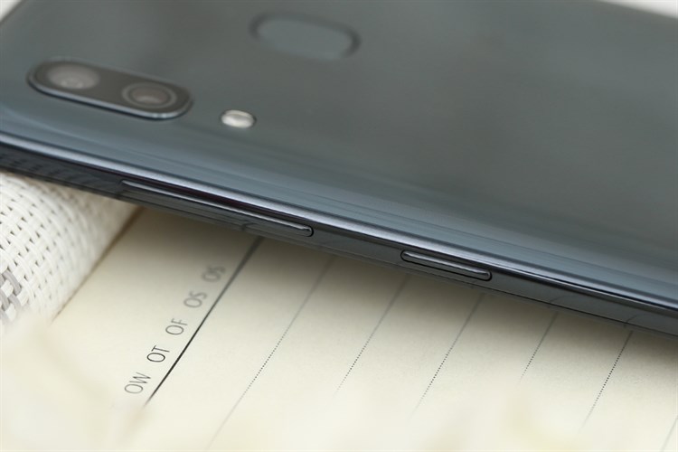 Điện thoại Samsung Galaxy A30 Màu Đen