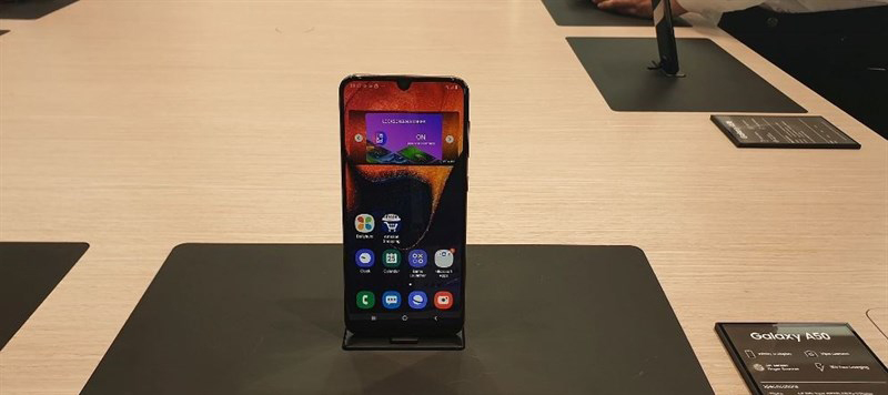 Camera trước selfie của điện thoại Samsung Galaxy A30 chính hãng Camera trước selfie của điện thoại Samsung Galaxy A30 chính hãng
