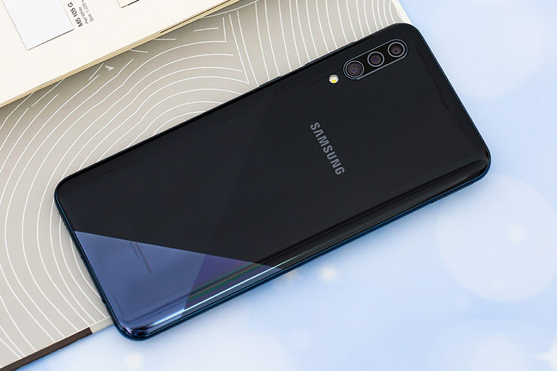 Điện thoại Samsung A30s | Thiết kế mới với bộ ba camera