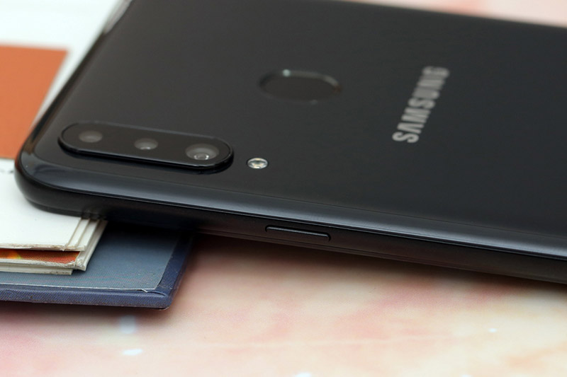 Điện thoại Samsung Galaxy A20s 64GB | Bộ ba camera sau