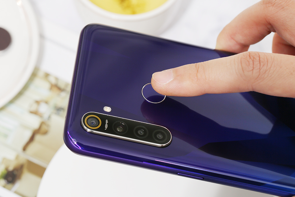 Điện thoại realme 5 Pro (8GB/128GB) Màu Xanh tím