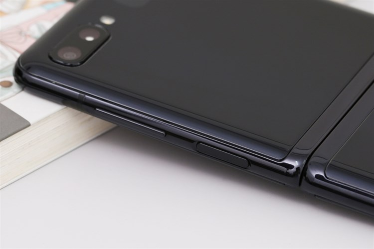 Điện thoại Samsung Galaxy Z Flip