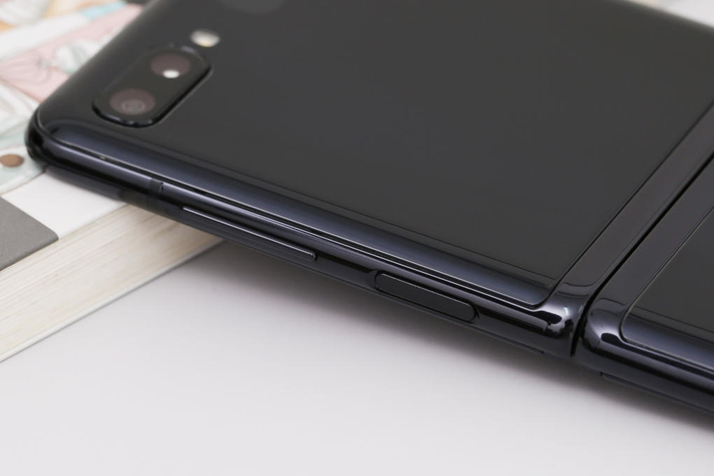Điện thoại Samsung Galaxy Z Flip