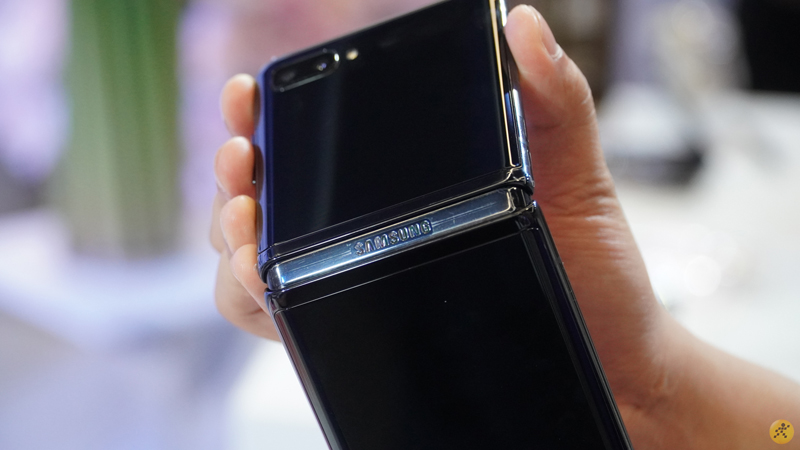 Điện thoại Samsung Galaxy Z Flip | Thiết kế gọn nhẹ