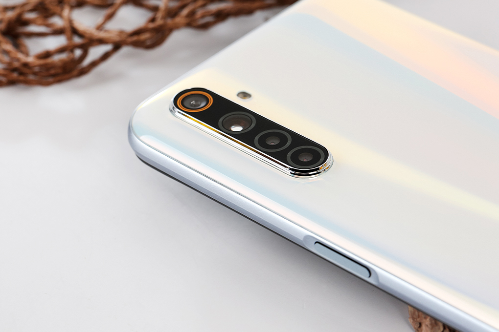 Điện thoại realme 6 (4GB/128GB) Màu Trắng
