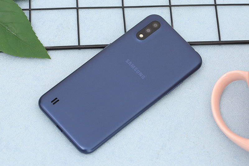 Điện thoại Samsung Galaxy A01 | Mang đến trải nghiệm cầm nắm nhẹ nhàng và tinh tế