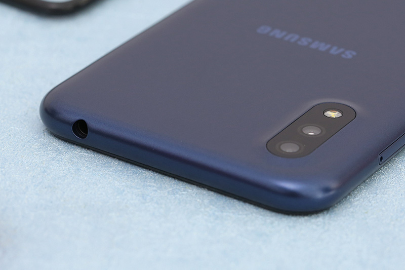 Điện thoại Samsung Galaxy A01 | Bộ đôi camera kép ở mặt lưng