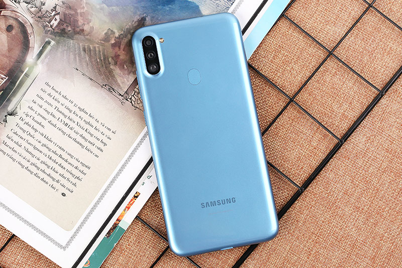 Samsung Galaxy A11 | Thiết kế nguyên khối cứng cáp