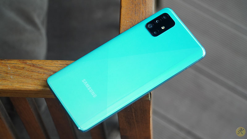 Điện thoại Samsung Galaxy A51 5G | Mặt lưng không khác biệt với phiên bản trước đó