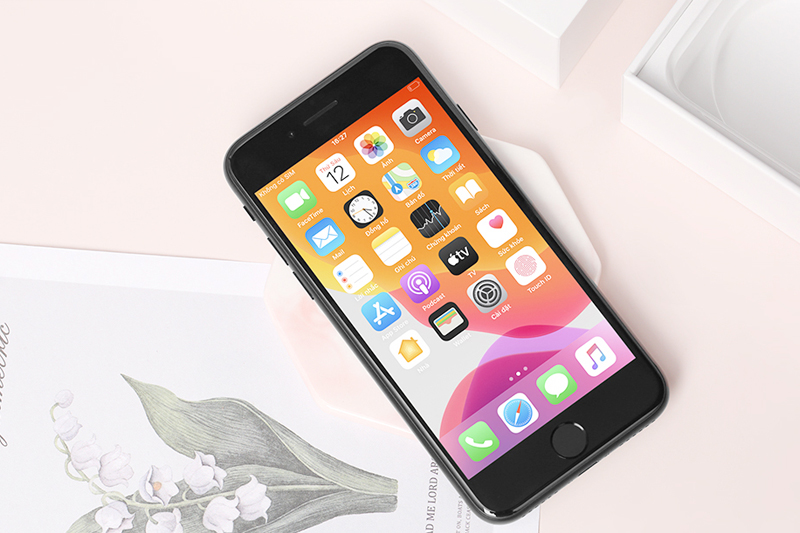 Điện thoại Apple iPhone SE 2020 | Chất lượng hiển thị rõ nét trung thực dù độ phân giải chỉ HD