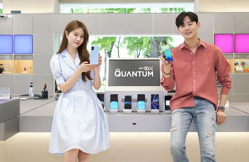 Điện thoại Samsung Galaxy A Quantum | Thiết kế tràn viền với màn hình đục lỗ Infinity O