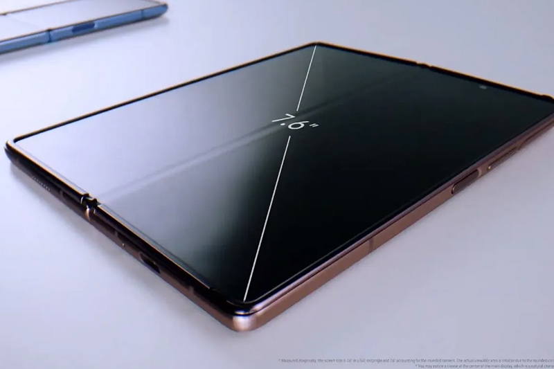 Samsung Galaxy Z Fold 2 | Màn hình chính lên đến 7.59 inch, thế khuyết tai thỏ bằng camera đục lỗ. Samsung Galaxy Z Fold 2 | Màn hình chính lên đến 7.59 inch, thế khuyết tai thỏ bằng camera đục lỗ.