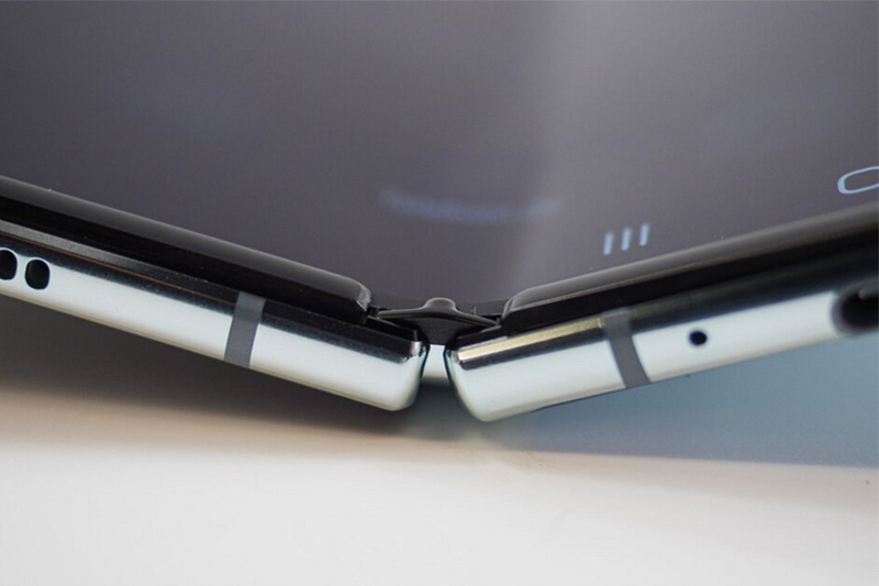 Samsung Galaxy Z Fold 2 | Lớp kính siêu mỏng Ultra Thin Glass (UTG) -Tăng độ cứng và độ linh hoạt
