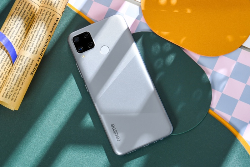Realme C15 | Thiết kế hiện đại, kích thước lớn, góc cạnh bo tròn