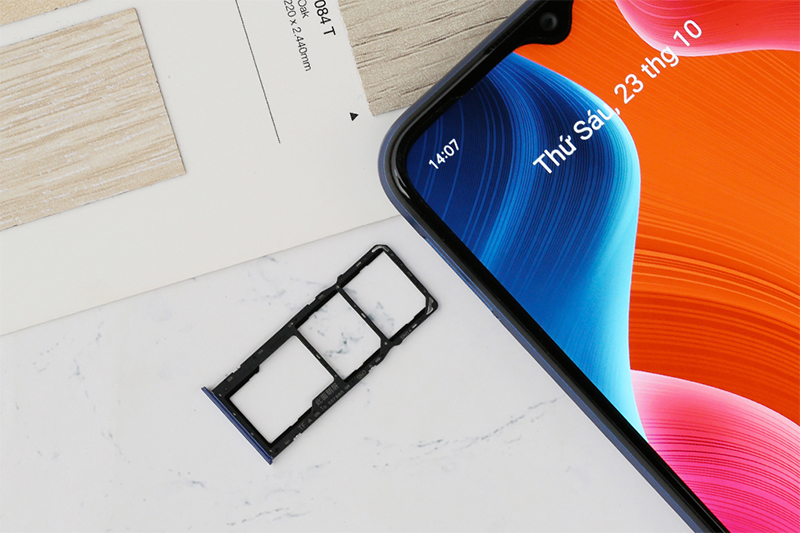 Realme C15 | Hỗ trợ khe cắm thẻ nhớ microSD