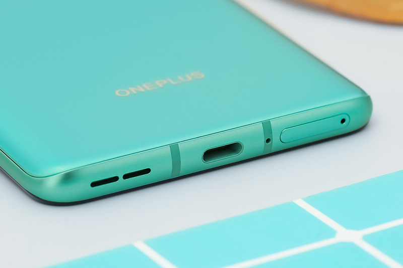 Điện thoại OnePlus 8T 5G | Tích hợp sạc nhanh qua cổng Type C