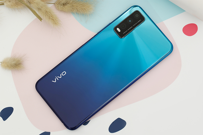 Điện thoại Vivo Y20 | Mặt lưng nổi bật với những đường sáng ấn tượng