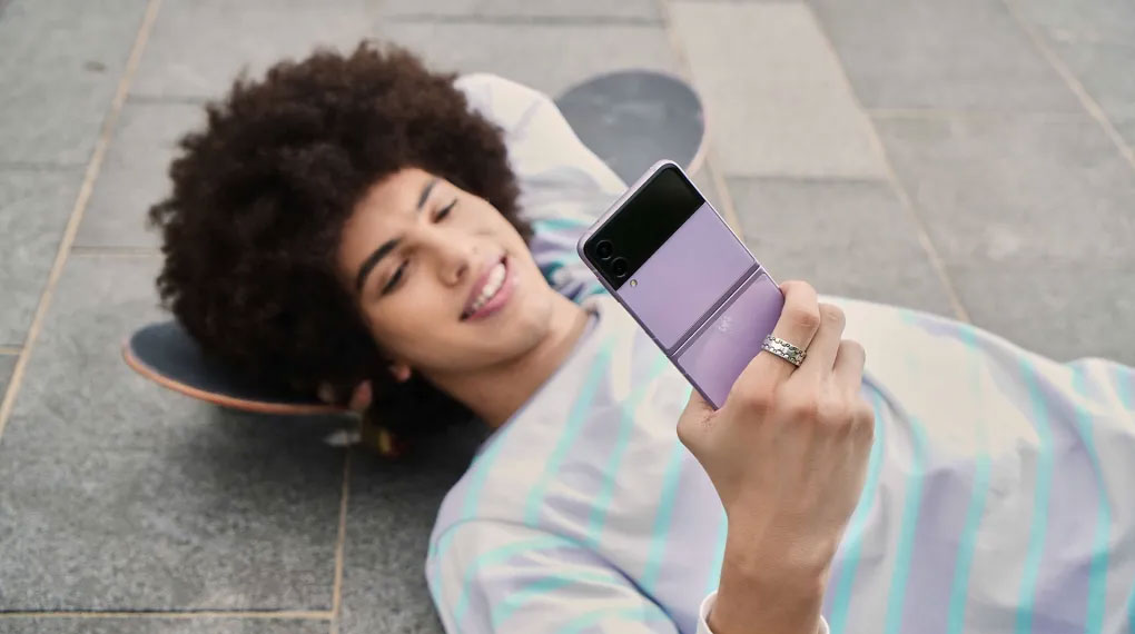 Điện thoại Samsung Galaxy Z Flip3 5G 128GB | Camera selfie trong màn hình