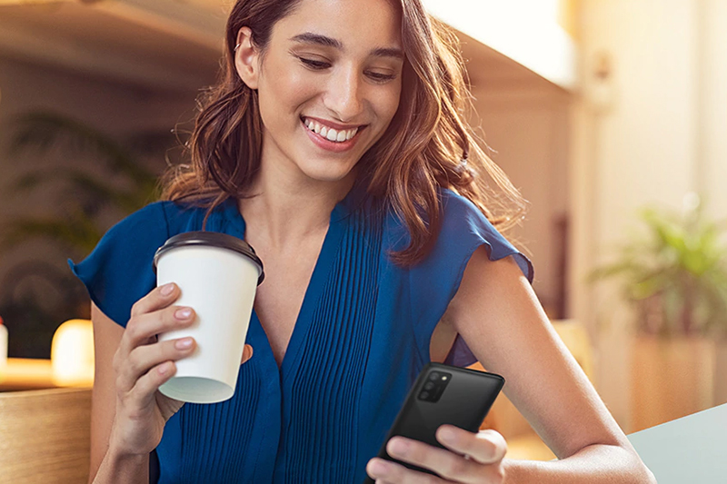 Samsung Galaxy A02s (4GB/64GB) | Thiết kế bo tròn ở các góc dễ cằm nắm, sử dụng Samsung Galaxy A02s (4GB/64GB) | Thiết kế bo tròn ở các góc dễ cằm nắm, sử dụng