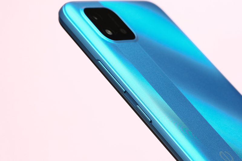 Realme C11 (2021) | Cạnh viền được gia công tỉ mỉ, ôm trọn phần thân máy