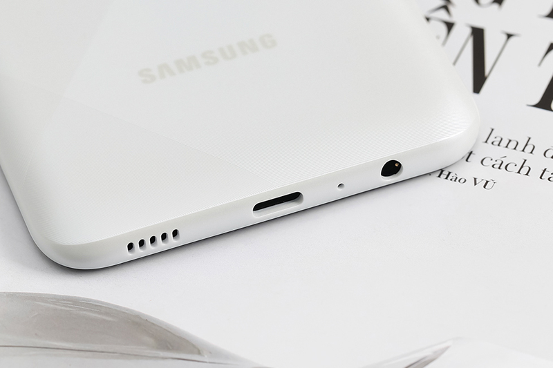 Hỗ trợ sạc nhanh 15 W qua cổng Type-C | Samsung Galaxy A02s
