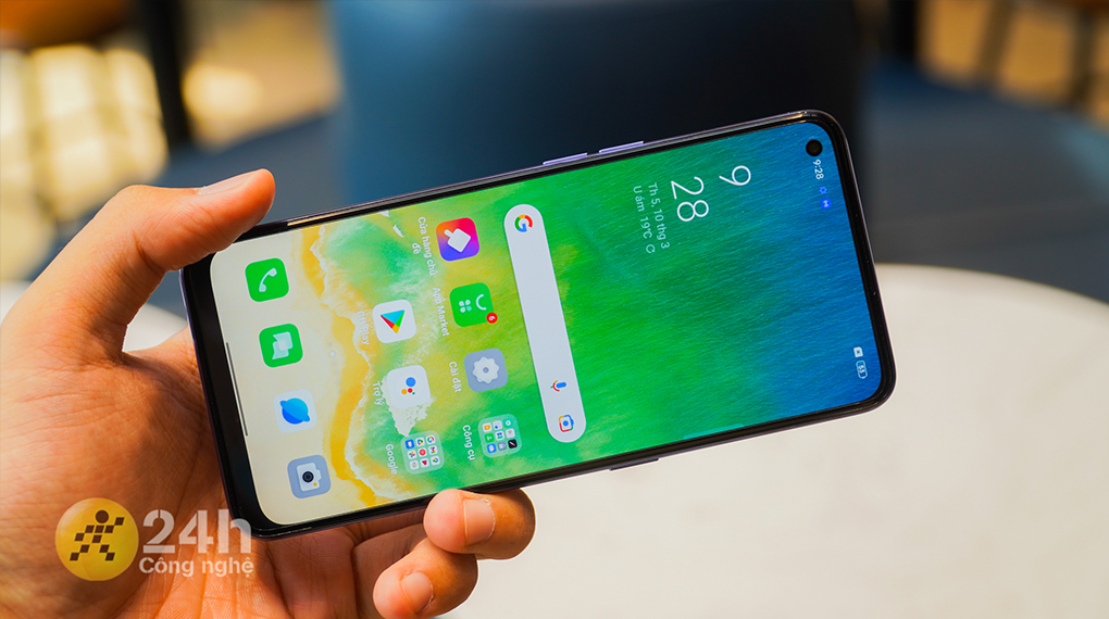 Sở hữu tấm nền AMOLED - OPPO Reno7 5G