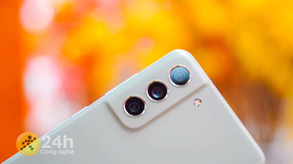 Samsung Galaxy S21 FE 5G (6GB/128GB) - Mặt sau của máy thì cách sắp xếp camera sau theo hàng dọc