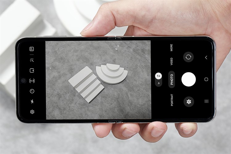 Điện thoại Samsung Galaxy Z Flip5 5G 8GB/256GB Màu Kem